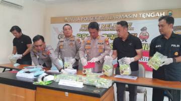 Petugas berhasil mengamankan tiga terduga pelaku beserta barang bukti narkotika dalam jumlah besar