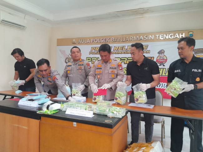 Petugas berhasil mengamankan tiga terduga pelaku beserta barang bukti narkotika dalam jumlah besar