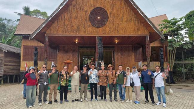 Anggota DPRD Provinsi Kalsel Komisi IV Fraksi Gerindra, Nor Fajeri, menghadiri pembukaan ritual adat “Mesiwah Pare Gumboh” masyarakat Dayak Deah Desa Liyu dan Desa Gunung Riut, Kecamatan Halong, Kabupaten Balangan, Jumat (10/7/2026).  (SuarIndonesia/Ist)