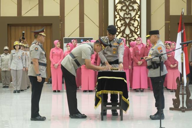 Serah terima jabatan erlangsung di Auditorium Polda Kalsel, Banjarbaru, Senin (13/7/2026) (SuarIndonesia/ZI)