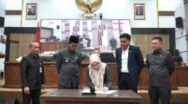 Ketua DPRD Balangan didampingi Wakil Ketua dan Wakil Bupati menandatangani berita acara persetujuan Raperda Pertanggungjawaban Pelaksanaan APBD Tahun 2025, dalam Rapat Paripurna, Senin (13/7/2026).