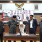 Ketua DPRD Balangan didampingi Wakil Ketua dan Wakil Bupati menandatangani berita acara persetujuan Raperda Pertanggungjawaban Pelaksanaan APBD Tahun 2025, dalam Rapat Paripurna, Senin (13/7/2026).