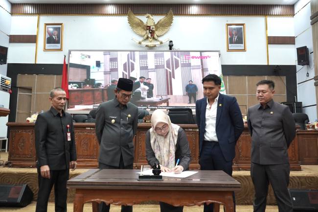 Ketua DPRD Balangan didampingi Wakil Ketua dan Wakil Bupati menandatangani berita acara persetujuan Raperda Pertanggungjawaban Pelaksanaan APBD Tahun 2025, dalam Rapat Paripurna, Senin (13/7/2026).
