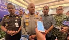Kapolda Kalsel Irjen Pol Dr Rosyanto Yudha Hermawan didampingi. Kajati Kalsel, Tiyas Widiarto SH MH (kiri) Ketua DPRD H Supian HK dan Danrem 01/ Antasari, Brigjen TNI Ilham Yunus. (SuarIndonesia/ZI)