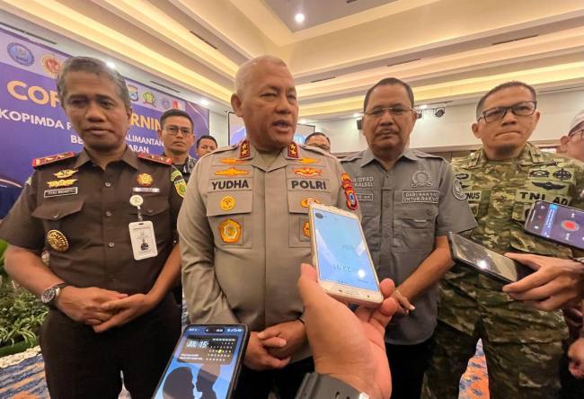 Kapolda Kalsel Irjen Pol Dr Rosyanto Yudha Hermawan didampingi. Kajati Kalsel, Tiyas Widiarto SH MH (kiri) Ketua DPRD  H Supian HK dan Danrem 01/ Antasari, Brigjen TNI Ilham Yunus. (SuarIndonesia/ZI)