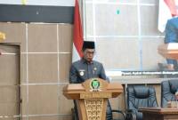 Wakil Bupati Akhmad Fauzi menyerahkan, dokumen rancangan KUA-PPAS APBD Tahun Anggaran 2027 kepada Ketua DPRD Balangan, Lindawati, Selasa (14/7/2026).