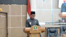 Wakil Bupati Akhmad Fauzi menyerahkan, dokumen rancangan KUA-PPAS APBD Tahun Anggaran 2027 kepada Ketua DPRD Balangan, Lindawati, Selasa (14/7/2026).