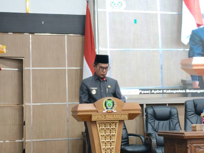 Wakil Bupati Akhmad Fauzi menyerahkan, dokumen rancangan KUA-PPAS APBD Tahun Anggaran 2027 kepada Ketua DPRD Balangan, Lindawati, Selasa (14/7/2026).