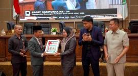 Penyerahan dokumen rancangan perubahan Kebijakan Umum Anggaran dan Prioritas Plafon Anggaran Sementara (KUA-PPAS) APBD Kabupaten Balangan Tahun Anggaran 2026 oleh Sekretaris Daerah Kabupaten Balangan kepada Ketua DPRD Balangan, Senin (20/7/2026). 