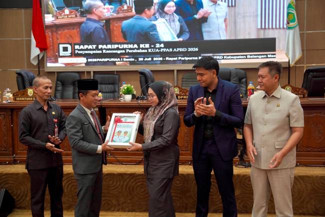 Penyerahan dokumen rancangan perubahan Kebijakan Umum Anggaran dan Prioritas Plafon Anggaran Sementara (KUA-PPAS) APBD Kabupaten Balangan Tahun Anggaran 2026 oleh Sekretaris Daerah Kabupaten Balangan kepada Ketua DPRD Balangan, Senin (20/7/2026). 