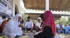 Anggota DPRD Balangan, Syahbuddin (peci hitam) saat menghadiri kegiatan silaturahmi dan dialog keislaman mualaf. 