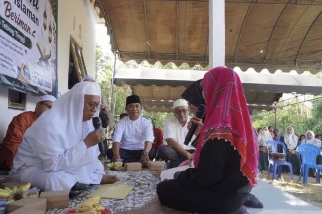 Anggota DPRD Balangan, Syahbuddin (peci hitam) saat menghadiri kegiatan silaturahmi dan dialog keislaman mualaf. 