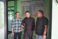 Wakil Ketua DPRD Balangan, Saiful Arif saat mengunjungi Puskesmas Awayan bersama Anggota DPRD Balangan, Akhmad Fauzi, Kamis (23/7/26). Foto : DPRD Balangan
