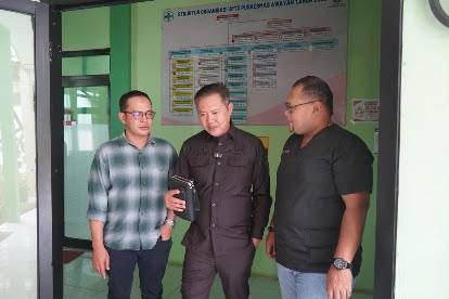 Wakil Ketua DPRD Balangan, Saiful Arif saat mengunjungi Puskesmas Awayan bersama Anggota DPRD Balangan, Akhmad Fauzi, Kamis (23/7/26). Foto : DPRD Balangan
