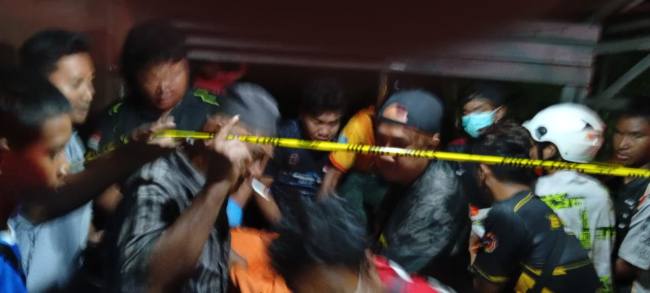 Atas perintah pihak Kepolisian, jenazah kemudian dievakuasi  relawan Rescue gabungan ke Ruangan Intalasi Pemulsaraan Jenazah Rumah Sakit Umum Daerah (RSUD) Ulin Banjarmasin, guna dilakukan visum dengan didampingi pihak keluarga, Minggu (25/7/2026) malam. (SuarIndonesia/DO)