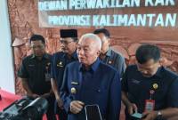 Gubernur Kalsel, H Muhidin, usai mengikuti rapat paripurna DPRD Kalsel Selasa (28/7/2026). (SuarIndonesia/HM)
