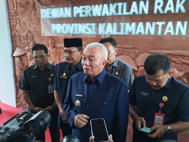 Gubernur Kalsel, H Muhidin, usai mengikuti rapat paripurna DPRD Kalsel Selasa (28/7/2026). (SuarIndonesia/HM)