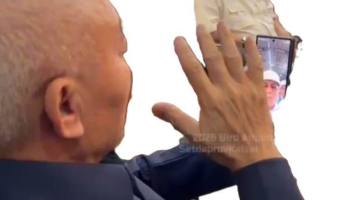 Gubernur Kalsel, H Muhidin ketika menerima laporan lamgsung via video call dari  KABINDA,  Brigjen Pol Sentot Adi Darmawan