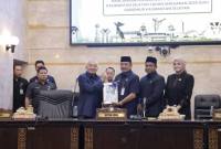 Pembahasan diawali dalam Rapat Paripurna ke-15 Masa Persidangan II di Ruang Rapat Paripurna H. Mansyah Adran, Selasa (28/7/2026), dipimpin langsung Ketua DPRD Kalsel, Dr. H. Supian HK. (SuarIndonesia/Ist)