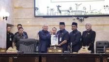 Pembahasan diawali dalam Rapat Paripurna ke-15 Masa Persidangan II di Ruang Rapat Paripurna H. Mansyah Adran, Selasa (28/7/2026), dipimpin langsung Ketua DPRD Kalsel, Dr. H. Supian HK. (SuarIndonesia/Ist)