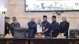 Pembahasan diawali dalam Rapat Paripurna ke-15 Masa Persidangan II di Ruang Rapat Paripurna H. Mansyah Adran, Selasa (28/7/2026), dipimpin langsung Ketua DPRD Kalsel, Dr. H. Supian HK. (SuarIndonesia/Ist)