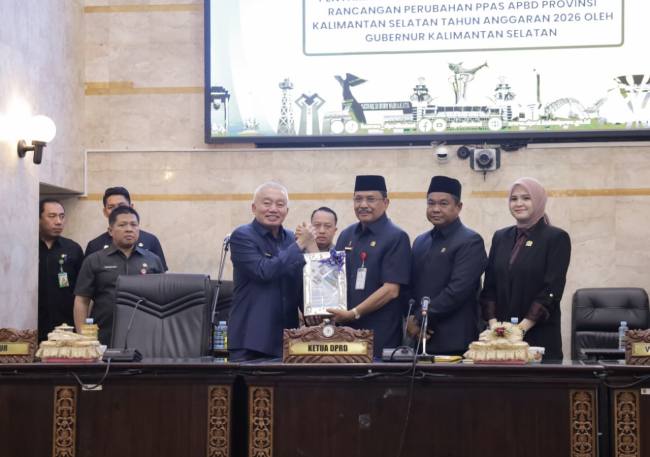 Pembahasan diawali dalam Rapat Paripurna ke-15 Masa Persidangan II di Ruang Rapat Paripurna H. Mansyah Adran, Selasa (28/7/2026), dipimpin langsung Ketua DPRD Kalsel, Dr. H. Supian HK. (SuarIndonesia/Ist)