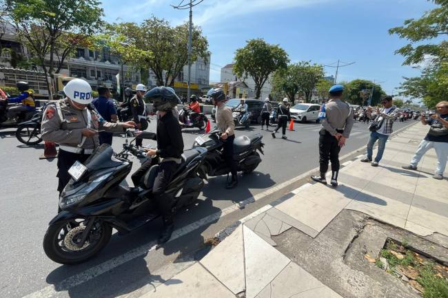 Bidang Profesi dan Pengamanan (Bid Propam) Polda Kalimantan Selatan (Kalsel) bersama POM TNI, sidak kelengkapan anggota di Jalan Raya, Rabu (29/7/2026). (SuarIndonesia/DO)