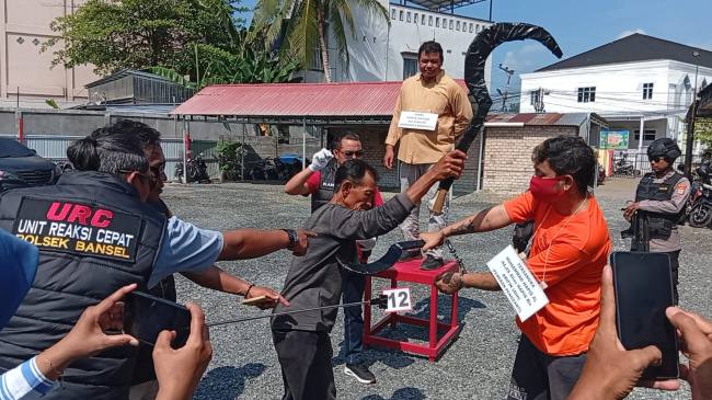Kasus pembunuhan di  Jalan Kelayan B Gang Gembira Banjarmasin Selatan, tersangka M Hapis Al Hajis alias Hapis (28) peragakan 18 adegan, Kamis (30/7/2026) (SuarIndonesia/DO)