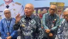 Gubernur Kalsel, H. Muhidin, memberikan ultimatum bagi pemegang izin pengelolaan karbon. Apabila  tak berjalan maka izinnya dicabut