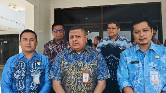 Direktur Fasilitasi Kelembagaan dan Kepegawaian Perangkat Daerah (FKKPD) Direktorat Jenderal Otonomi Daerah Kemendagri Efrimeiriza (tengah) memberikan keterangan.