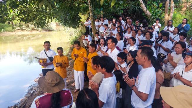 Umat Buddha di Vihara Dhammaratana, Desa Kapul, Kecamatan Halong, Kabupaten Balangan, melaksanakan tradisi Fangshen untuk menyambut Hari Raya Waisak 2570 BE/2026 M, Minggu (31/5/2026).- Foto : Mc.Balangan