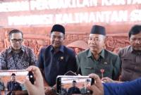 Sekda Kalsel diwawancara wartawan usai rapat paripurna DPRD. Foto : Istimewa