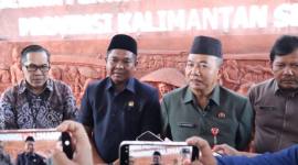 Sekda Kalsel diwawancara wartawan usai rapat paripurna DPRD. Foto : Istimewa