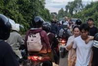 Antrean kendaraan di Jalan Trans Kalimantan usai ambrolnya box culvert di jalur Katingan-Sampit. (Foto: Istimewa)