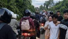 Antrean kendaraan di Jalan Trans Kalimantan usai ambrolnya box culvert di jalur Katingan-Sampit. (Foto: Istimewa)