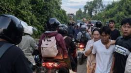 Antrean kendaraan di Jalan Trans Kalimantan usai ambrolnya box culvert di jalur Katingan-Sampit. (Foto: Istimewa)