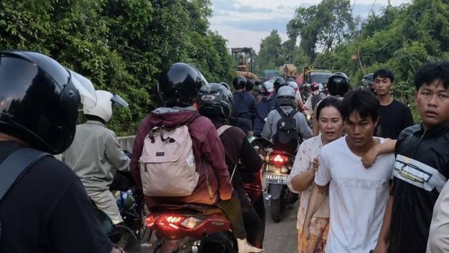 Antrean kendaraan di Jalan Trans Kalimantan usai ambrolnya box culvert di jalur Katingan-Sampit. (Foto: Istimewa)