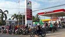 Antrean mengular di SPBU Jalan Diponegoro Pangkalan Bun di jalur BBM Pertalite. (Foto: detikKalimantan/Sigit Pamungkas)