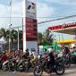 Antrean mengular di SPBU Jalan Diponegoro Pangkalan Bun di jalur BBM Pertalite. (Foto: detikKalimantan/Sigit Pamungkas)