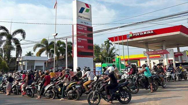 Antrean mengular di SPBU Jalan Diponegoro Pangkalan Bun di jalur BBM Pertalite. (Foto: detikKalimantan/Sigit Pamungkas)