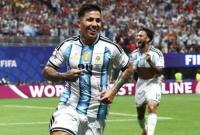 Momentum kebangkitan Argentina akhirnya mencapai puncaknya di menit kedua masa injury time. Enzo Fernandez menyundul bola umpan Lautaro Martinez, hasil skema serangan balik. (Foto: Reuters/Amanda Perobelli)
