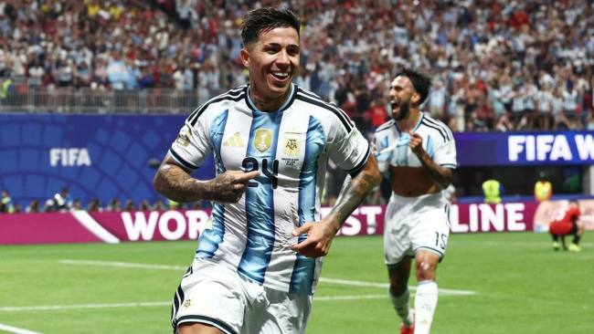 Momentum kebangkitan Argentina akhirnya mencapai puncaknya di menit kedua masa injury time. Enzo Fernandez menyundul bola umpan Lautaro Martinez, hasil skema serangan balik. (Foto: Reuters/Amanda Perobelli)