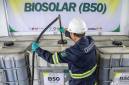 Petugas mengalirkan bahan bakar biodiesel 50 persen (B50) ke dalam drum penyimpanan di Stasiun Blending dan Pengisian Bahan Bakar Uji Jalan B50, Lembang, Kabupaten Bandung Barat, Jawa Barat, Minggu (7/6/2026). (Foto: Dok Antara/Abdan Syakura)
