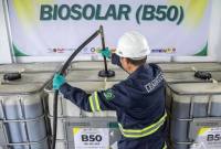 Petugas mengalirkan bahan bakar biodiesel 50 persen (B50) ke dalam drum penyimpanan di Stasiun Blending dan Pengisian Bahan Bakar Uji Jalan B50, Lembang, Kabupaten Bandung Barat, Jawa Barat, Minggu (7/6/2026). (Foto: Dok Antara/Abdan Syakura)
