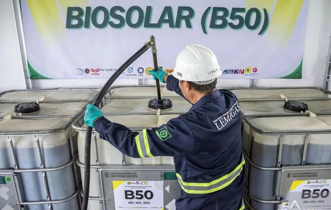Petugas mengalirkan bahan bakar biodiesel 50 persen (B50) ke dalam drum penyimpanan di Stasiun Blending dan Pengisian Bahan Bakar Uji Jalan B50, Lembang, Kabupaten Bandung Barat, Jawa Barat, Minggu (7/6/2026). (Foto: Dok Antara/Abdan Syakura)
