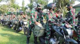 Foto ilustrasi -- Seluruh babinsa koramil jajaran Kodim 0806 Trenggalek, membawa beras bantuan bagi masyarakat terdampak covid-19, di markas Kodim 0806 Trenggalek, Rabu (11/08). (Foto: Kompas.com/Slamet W)