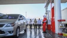 Presiden Prabowo Subianto (tengah) bersama Menteri ESDM Bahlil Lahadalia (kiri) dan Dirut Pertamina Simon Aloysius Mantiri (kanan) meninjau implementasi Program Mandatori Biodiesel B50 di Rest Area KM 57 Tol Jakarta-Cikampek, Karawang, Jawa Barat, Kamis (9/7/2026). (Foto: Antara/Hafidz Mubarak A)