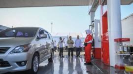 Presiden Prabowo Subianto (tengah) bersama Menteri ESDM Bahlil Lahadalia (kiri) dan Dirut Pertamina Simon Aloysius Mantiri (kanan) meninjau implementasi Program Mandatori Biodiesel B50 di Rest Area KM 57 Tol Jakarta-Cikampek, Karawang, Jawa Barat, Kamis (9/7/2026). (Foto: Antara/Hafidz Mubarak A)