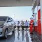 Presiden Prabowo Subianto (tengah) bersama Menteri ESDM Bahlil Lahadalia (kiri) dan Dirut Pertamina Simon Aloysius Mantiri (kanan) meninjau implementasi Program Mandatori Biodiesel B50 di Rest Area KM 57 Tol Jakarta-Cikampek, Karawang, Jawa Barat, Kamis (9/7/2026). (Foto: Antara/Hafidz Mubarak A)