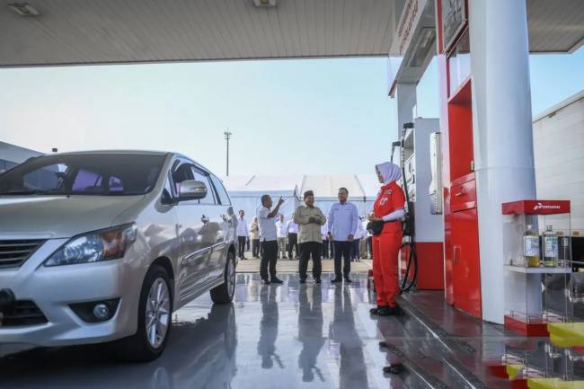 Presiden Prabowo Subianto (tengah) bersama Menteri ESDM Bahlil Lahadalia (kiri) dan Dirut Pertamina Simon Aloysius Mantiri (kanan) meninjau implementasi Program Mandatori Biodiesel B50 di Rest Area KM 57 Tol Jakarta-Cikampek, Karawang, Jawa Barat, Kamis (9/7/2026). (Foto: Antara/Hafidz Mubarak A)